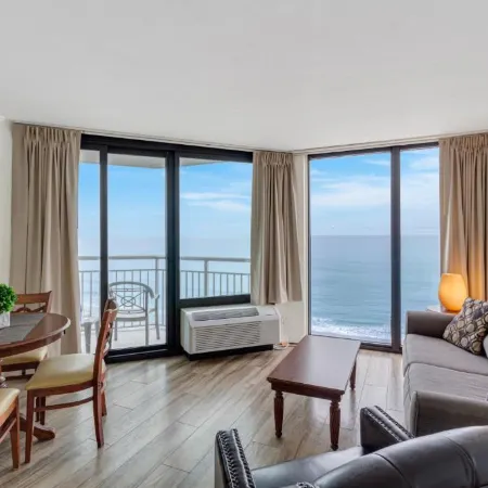 Impressive 1Br Oceanfront Suite, With Pool and Free Wifi