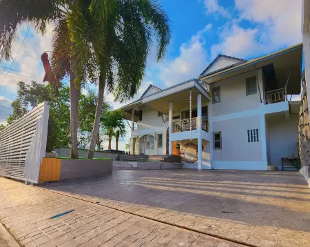 Sova Vcay Pool Villa Отели рядом с достопримечательностью «Wat Chak Mak»