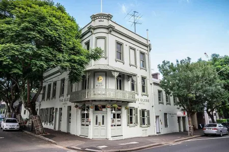 3BR  Retro Jungle Escape Near Darling Harbour Отели в г. Glebe