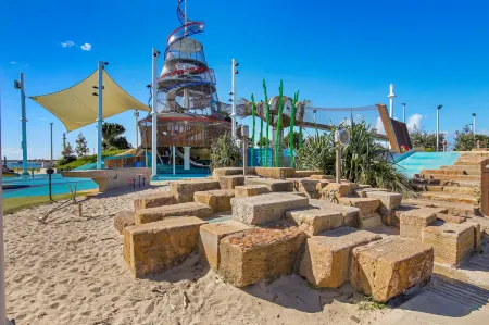 Skyline Showdown - Views, Games & Vibes Отели рядом с достопримечательностью «Chinatown, Gold Coast»