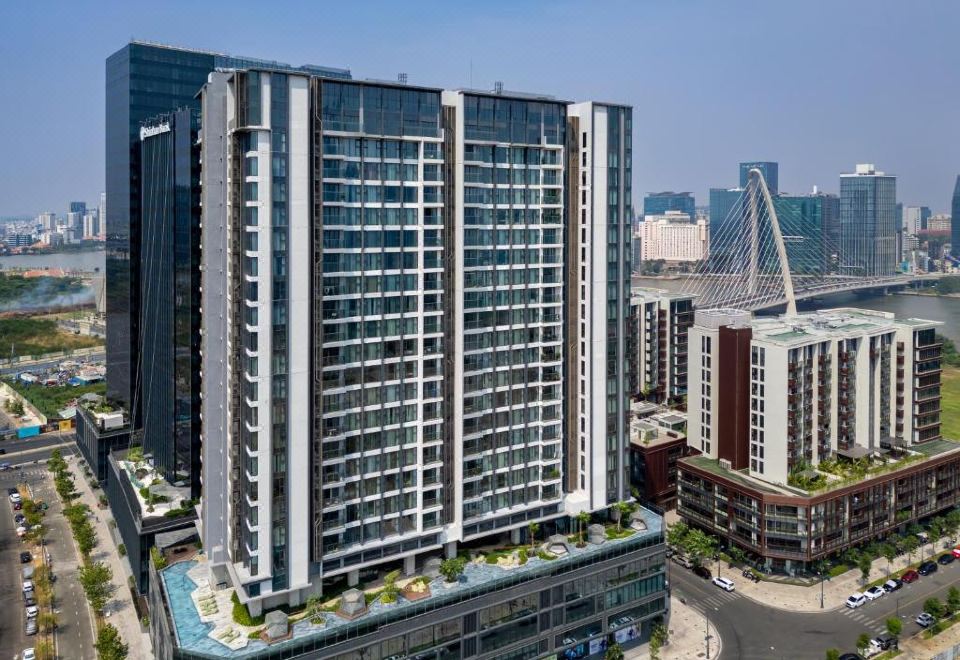 [Lè Métropole Saigon의 현대적인 객실 인테리어와 전망]