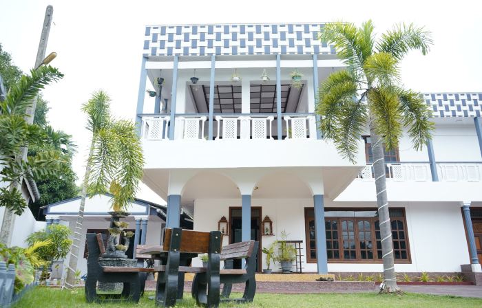 hummingbirds hotel