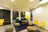 Upstairs Downstairs Co Living Kampung Pandan Hotel di Desa Pandan