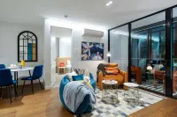 High-Rise CBD Apt L50 | Luxe City Views + Parking