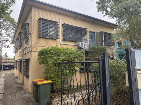 Studio room ensuite bathroom Brisbane City near Kangaroo Point and Gabba Cricket stadium Отели рядом с достопримечательностью «Translational Research Institute»