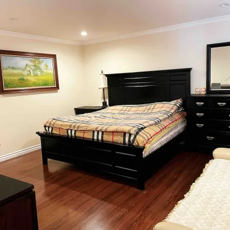 Monterey Park Master Suite | Private Bath | Free Parking Отели рядом с достопримечательностью «Монтерей Парк Рекреэйшен»