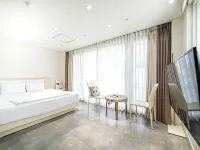 Geoje Lucas Pension Hotels near Maengjongjuk Theme Park