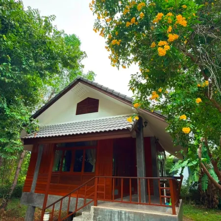 No 9 Poolside bungalows Woktum
