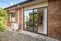 Cheerful 2 Bedroom home in Hamilton Central - Condos