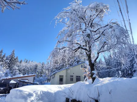 [Kagaya Ryokan (Minami Uonuma)] [WB * 2 + SB * 1] [1 set limited] [right next to the ski resort] Отели рядом с достопримечательностью «THE VERANDA AT ISHIUCHI»