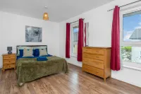 Friary Townhouse -5 Double Bedrooms, 4 Bathrooms, GYM, GAMES, GARDEN - 3-Star