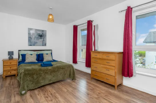 Friary Townhouse -5 Double Bedrooms, 4 Bathrooms, GYM, GAMES, GARDEN