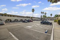 Heritage Inn Express Roseville - parking