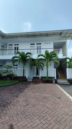 Backyard Guest House Отели в г. Cisaga