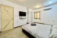 The Chaom Pool Villa Hotels near Wat Khok Krung