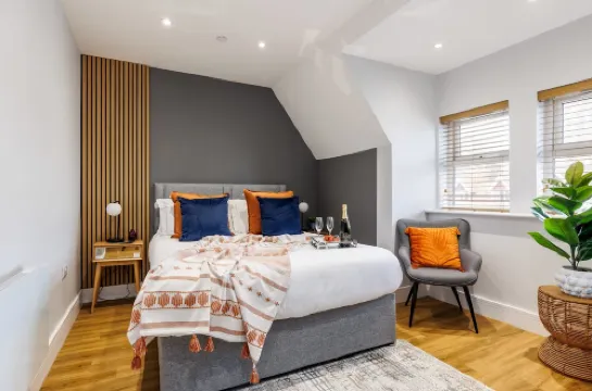 Luxurious 2-Bed Apt w/ Stunning Sea View & Parking