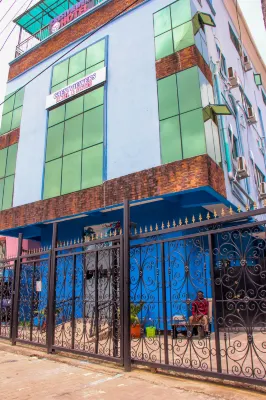 Crestviewers hotel and suite โรงแรมใน