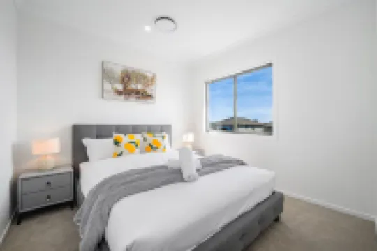 Spacious 5-bedroom building in brilliant Austral with AC