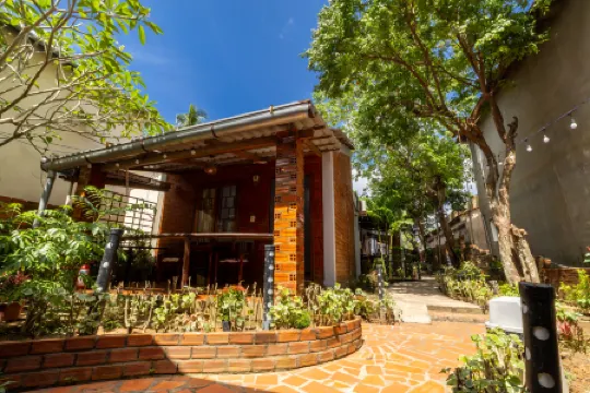 Minh Vuong Bungalow Отели рядом с достопримечательностью «Лонг-Бич Перлс»