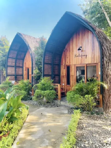 MAAYONG HOSTEL Hotels near White Beach