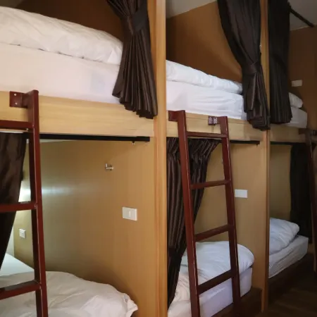 HOM's HOSTEL Отели рядом с достопримечательностью «Освященный проспект Lime»