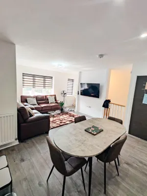 Stylish Home close 2 City Centre & Rail Station - Apartments