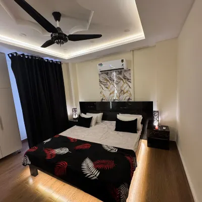 Luxury 1BHK APT  | Self check-in | Netflix | Free Parking Hotels near Gulberg Rabi Center