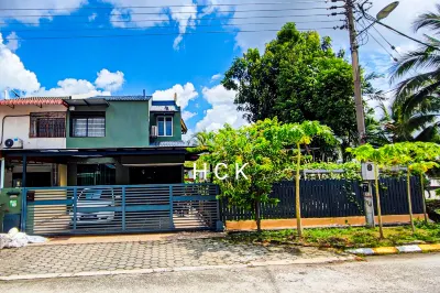 Double Storey Home at Port Klang by HCK Hôtels à : 