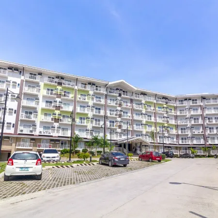 Hyllia by J&J | Studio Near airport w/ pool & gym