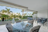 Luxury Beachfront Apt with Private Garden & Pool - 精品