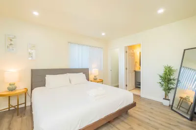 Modern Family Getaway with Spacious Living Areas Hotels near Christmas Tree Lane Monument