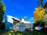 Delux Camberwell Sunny Townhouse Hotels near Degani Camberwell