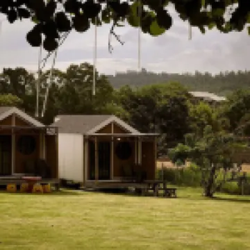 Dewy Hill Hotels near Flora Park