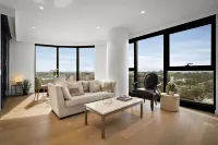 Sky One Box Hill, 3BR with Pool, Sauna & Parking
