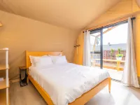 Urban Glamping Oasis: Comfort & Adventure Combined Hotels in Glendora