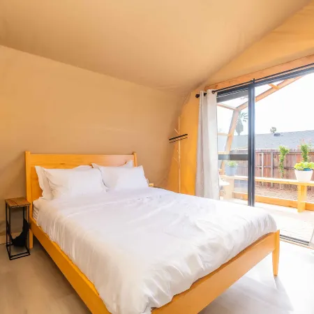 Urban Glamping Oasis: Comfort & Adventure Combined