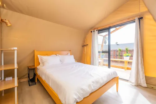 Urban Glamping Oasis: Comfort & Adventure Combined