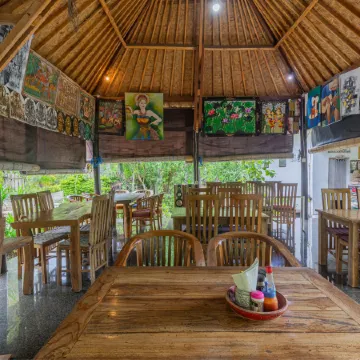 Radjes Bungalow Отели рядом с достопримечательностью «Пляж Келингкинг»