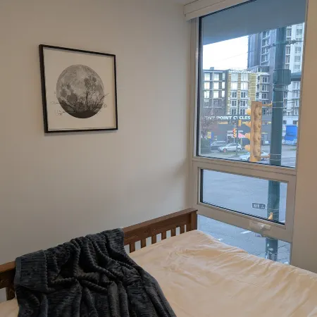 Modern 2 Bed Condo with AC and Parking Отели рядом с достопримечательностью «Спортивный комплекс «Пасифик-Колизиум»»