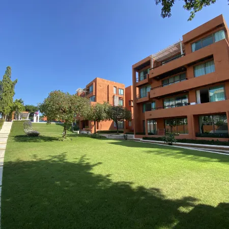Las Tortugas Beach Front Condo - family Suite Room Отели рядом с достопримечательностью «Пляж Сай Ной»