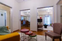 Retro Pop Classic 2 bed Luxury Hop to Acropolis