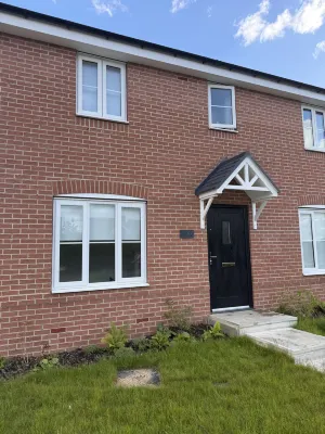 Beautiful New-Build Home in Grimsby With free parking - Wifi