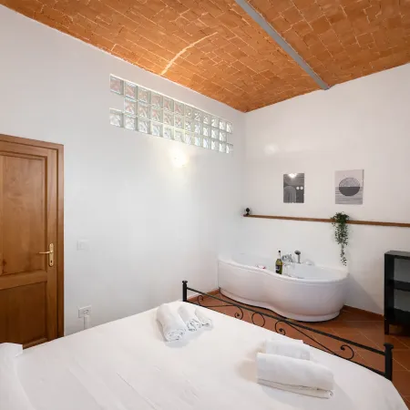 Oasis Apartment • Hot Tub & Parking