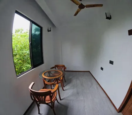 the turtle hive maldives - velaavani dhiffushi Отели рядом с достопримечательностью «Meeru Island Resort and Spa»