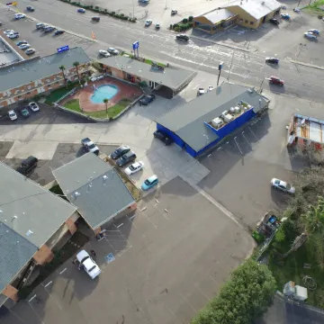 The River Inn & Suites