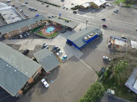 The River Inn & Suites Отели в г. Ред Блафф