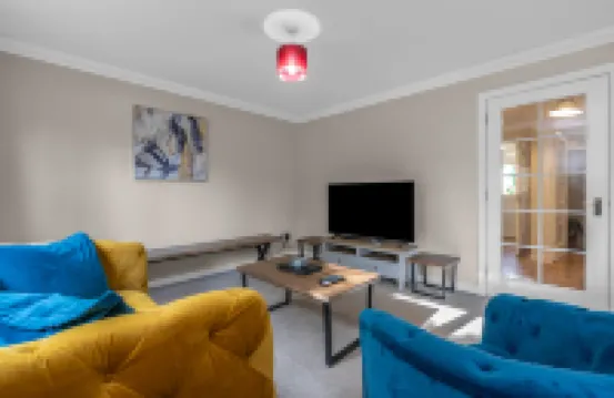 Muirton House 2 - 4 Bed House, 4 Car Driveway, 2 Bathrooms, Smart TVs in every room