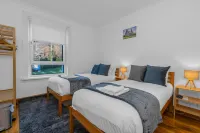 3 Bedroom Apartment - Glasgow Cromdale St - Sleeps 5 - Contractors, Business & Relocations - Condos