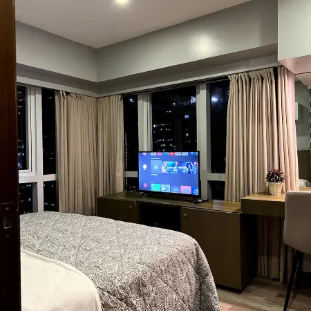 "Cozy 2- bedroom with Netflix in the heart of BGC