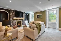 Luxury 9-Bed Manor with Hot Tub & Free Parking - Park Yeri